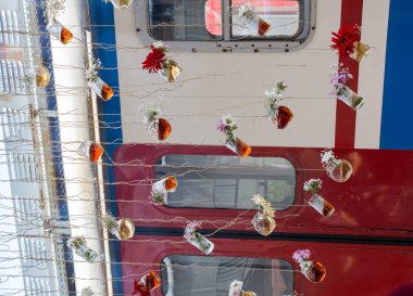 Dizeleri asılı bitkisel çay şişe