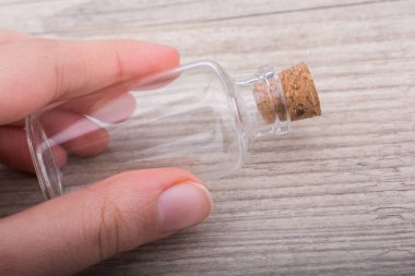 Küçük cam şişe elinde boş