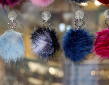 Çarşıdaki renkli ponponların seti.