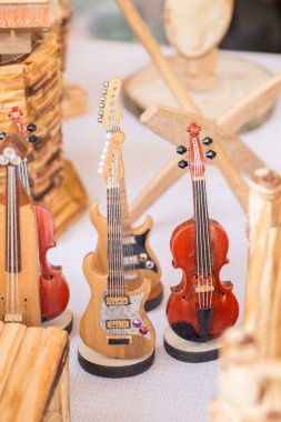 Müzik aletleri ağaçtan modeller kümesi