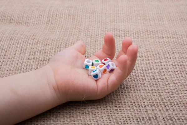 El bir kalp ile renkli küpler