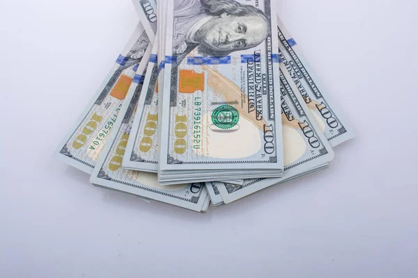 Αμερικανική 100 Δολάριο Δεσμίδες Τραπεζογραμματίων Τοποθετούνται Λευκό Φόντο — Φωτογραφία Αρχείου