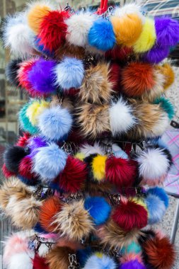 Çarşıdaki renkli ponponların seti.