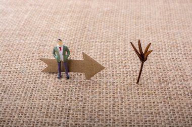 Heykelcik adam bir okla tuval arka plan üzerinde yol açtı.