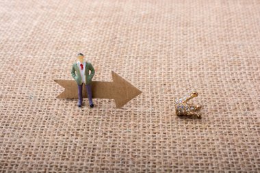 Heykelcik adam bir okla tuval üzerine bir krala yol açtı