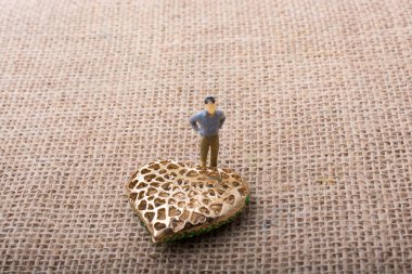 Tuval üzerinde bir kalp şeklinde nesne yanında adam