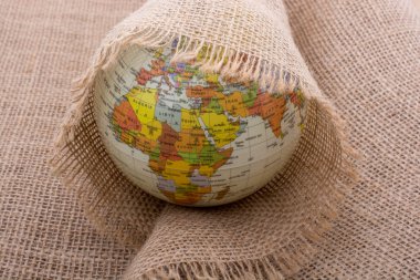 Keten tuval modeli dünya çapında sarılır