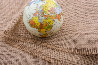 Küre tuval arkaplanına yerleştirilir