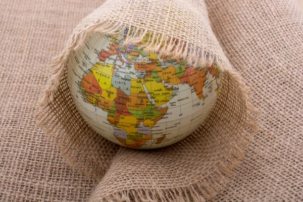 Keten tuval modeli dünya çapında sarılır