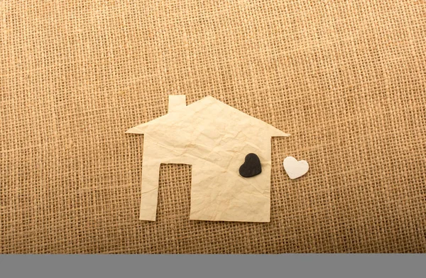 Herzform Auf Hausform Aus Papier Mit Leinwand Hintergrund Ausgeschnitten — Stockfoto
