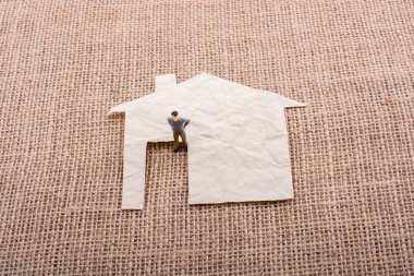 Adam heykelcik ve bir ev şekil dışarı-in kağıt kesme