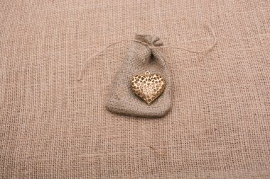 Altın rengi metal nesne çuval dışarı kalp şeklinde