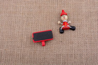 Pinokyo hakları Kurulu tutan yanında oturuyor