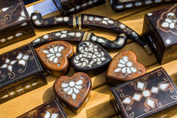 İnci kakmalı eski usul tahta hazine sandığı.