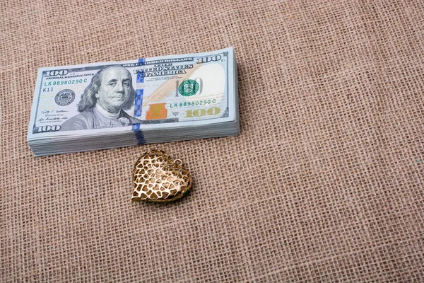 kalp ikonu demeti ABD doları keten bir tuval üzerine yerleştirilmiş