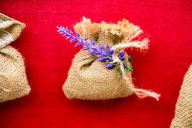 Küçük çuval keten tuval zemin üzerine yapılmış