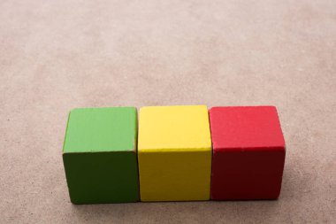 Kahverengi arkaplanda renkli yapı taşları