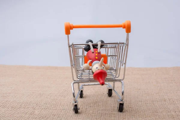 Pinocchio Sitzt Auf Einkaufswagen Auf Leinwand Hintergrund — Stockfoto