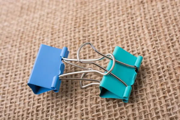 Renkli küçük bir keten tuval üzerine yerleştirilen