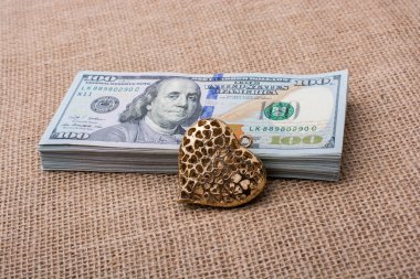 kalp ikonu demeti ABD doları keten bir tuval üzerine yerleştirilmiş