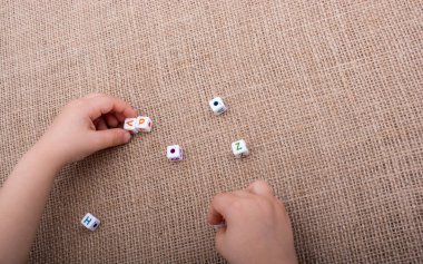 Renkli Alfabe harf küpleri mandalına bir tuval arka plan