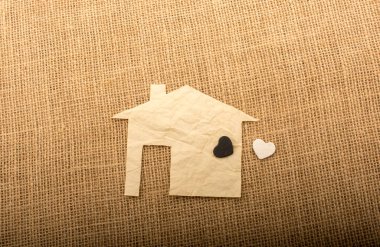 Tuvalin arka planında kağıttan kesilmiş kalp şeklinde.