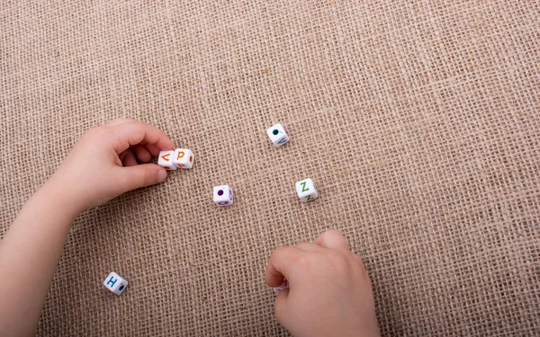 Renkli Alfabe harf küpleri mandalına bir tuval arka plan