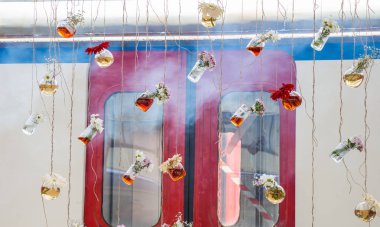 Dizeleri asılı bitkisel çay şişe