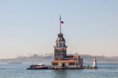 Genç kızları Istanbul'da bulunan kule
