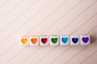 Kağıt üzerinde bir kalp ile renkli küpler