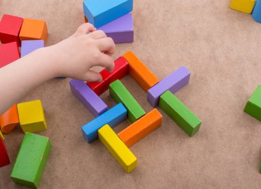 Renkli yapı taşları ver yürümeye başlayan çocuk 
