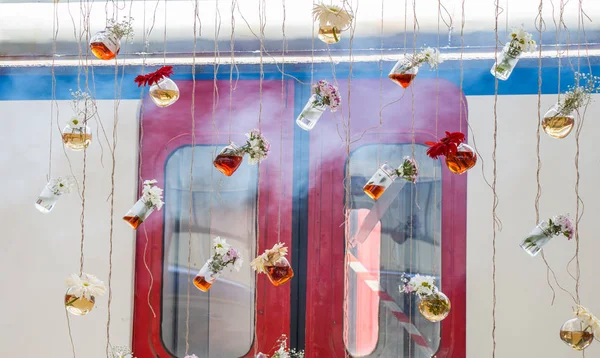 Dizeleri asılı bitkisel çay şişe