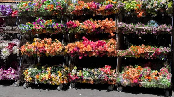 Flores artificiais falsas em vista — Fotografia de Stock