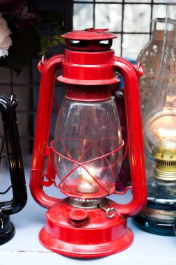 Metalden yapılmış eski usul fener.