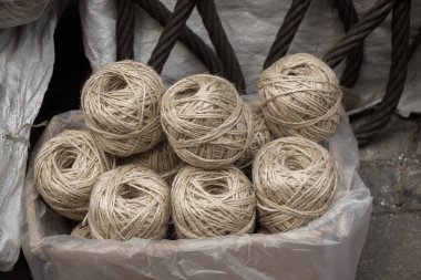 Bir sürü makaralı ya da kahverengi renkli keten iplik