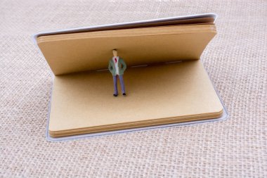 Tuvalin üzerinde bir not defterinde figür ve aşk küpü