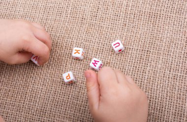 Renkli Alfabe harf küpleri mandalına bir tuval arka plan