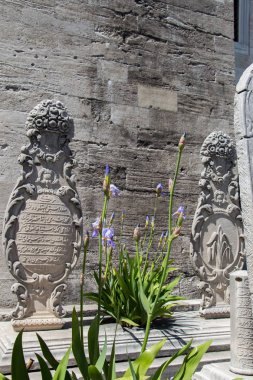 İstanbul 'daki mezarlarda Osmanlı zamanından kalma eski taşlar