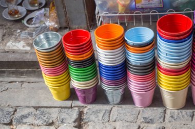 Bir pazar yerinde çeşitli renklerde küçük kovalar