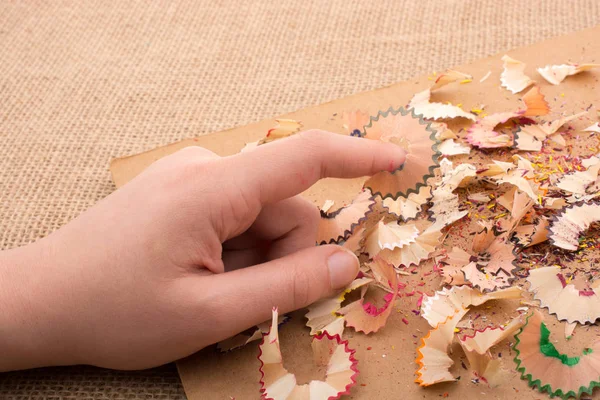 Bunte Bleistiftspäne Der Hand Auf Einem Notizbuch — Stockfoto