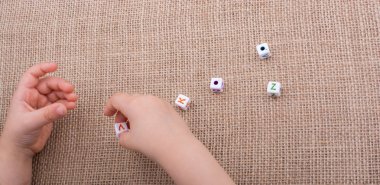 Renkli Alfabe harf el cubes