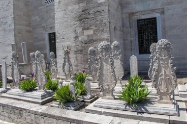 Istanbul'daki mezar üzerinde eski taş