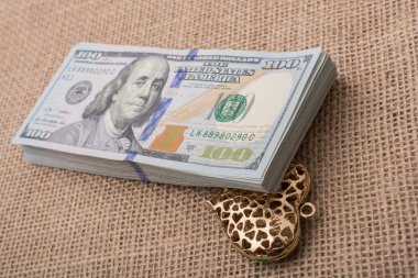 Bizi dolar ve bir kalp şekli paket