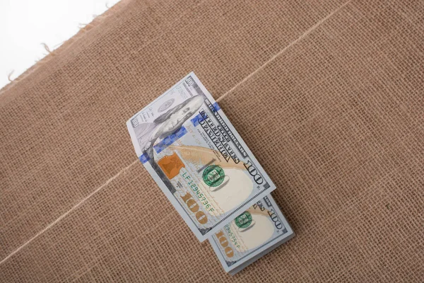 Billet en dollar américain accroché à une ficelle — Photo