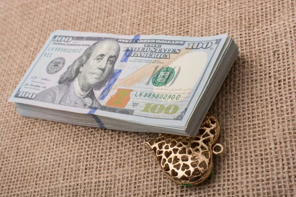 Bizi dolar ve bir kalp şekli paket