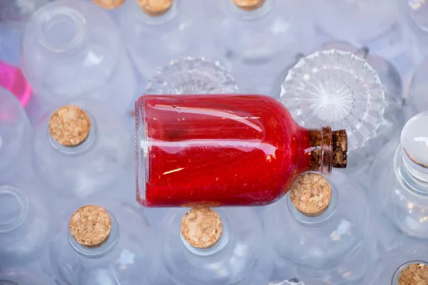 Aantal lege weinig transparante flessen in een doos — Stockfoto