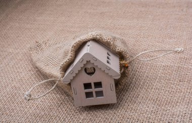 Model evin yanında bir çuval