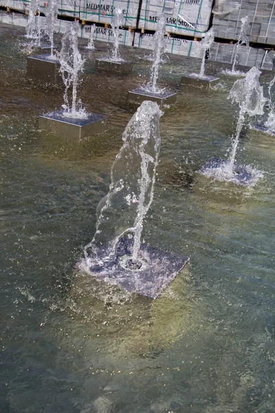 As fontes jorrando água espumante em um poo — Fotografia de Stock