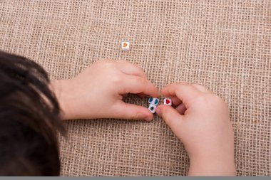 Kalp şeklinde tuval üzerine elinde küçük küpler