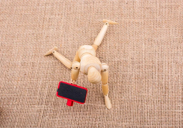 Tahtadan adamın elinde bir hakları Kurulu ile dizlerinin üzerinde